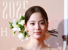 欧阳娜娜亮相2025中国时尚产业盛典红毯活动-振兴资源分享网